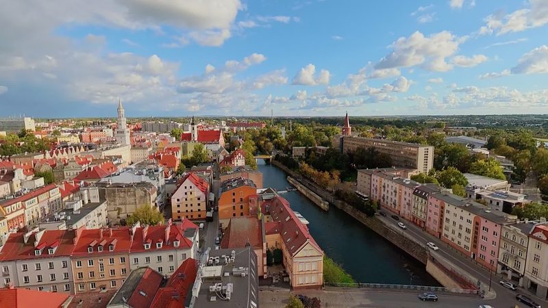 Kadr z filmu 360°: Zamek, który zostawił wieżę — Opole z lotu ptaka