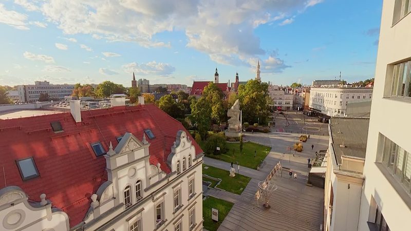 Kadr z filmu 360°: Wezwanie z klasztoru i pomnik Nike — Opole z lotu ptaka